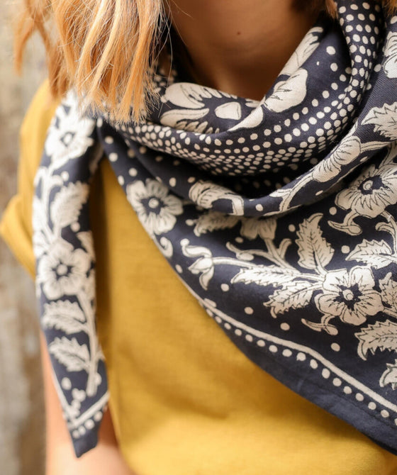 foulard Hindi Bandana Encre Bellemme porté autour du cou – accessoire bohème chic en coton