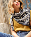 foulard Hindi Bandana Encre Bellemme porté autour du cou – accessoire bohème chic en coton