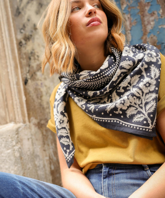 foulard Hindi Bandana Encre Bellemme porté autour du cou – accessoire bohème chic en coton