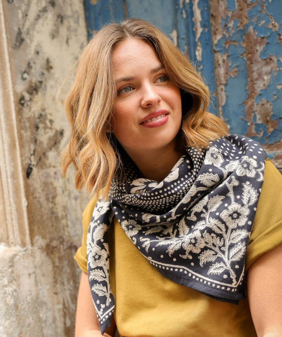 foulard Hindi Bandana Encre Bellemme porté autour du cou – accessoire bohème chic en coton