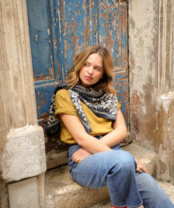 foulard Hindi Bandana Encre Bellemme porté autour du cou – accessoire bohème chic en coton