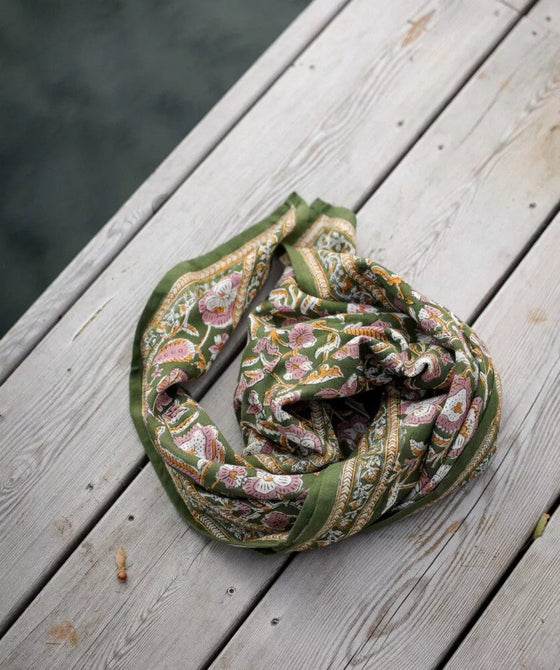foulard Jaya kaki Bellemme en coton bio porté par une femme et un enfant – accessoire bohème éthique
