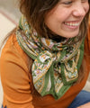 foulard Jaya kaki Bellemme en coton bio porté par une femme et un enfant – accessoire bohème éthique