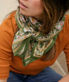foulard Jaya kaki Bellemme en coton bio porté par une femme et un enfant – accessoire bohème éthique