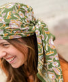 foulard Jaya kaki Bellemme en coton bio porté par une femme et un enfant – accessoire bohème éthique
