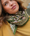 foulard Jaya kaki Bellemme en coton bio porté par une femme et un enfant – accessoire bohème éthique