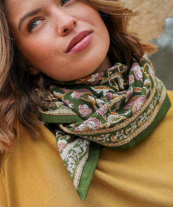 foulard Jaya kaki Bellemme en coton bio porté par une femme et un enfant – accessoire bohème éthique
