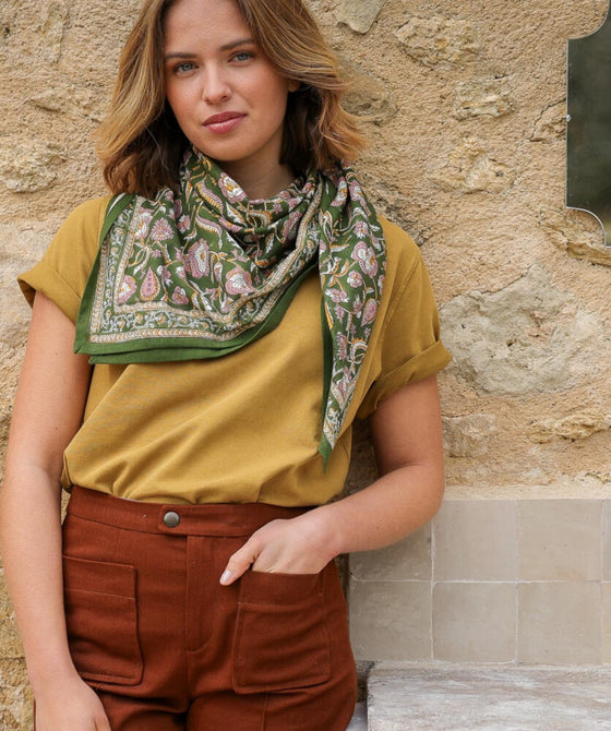 foulard Jaya kaki Bellemme en coton bio porté par une femme et un enfant – accessoire bohème éthique