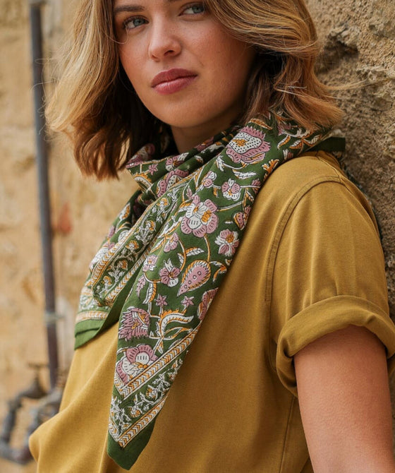 foulard Jaya kaki Bellemme en coton bio porté par une femme et un enfant – accessoire bohème éthique