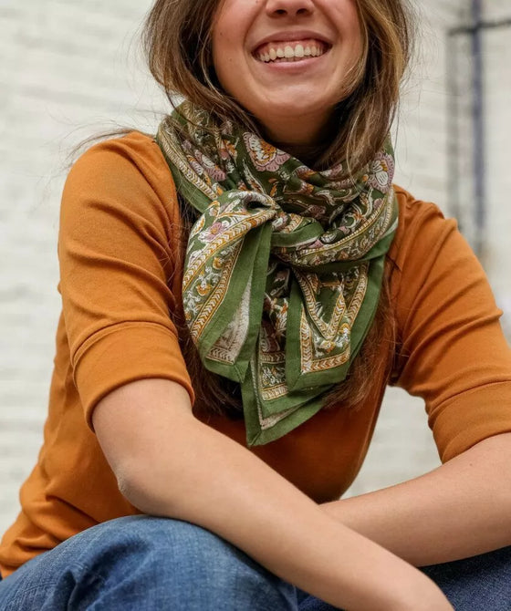 foulard Jaya kaki Bellemme en coton bio porté par une femme et un enfant – accessoire bohème éthique