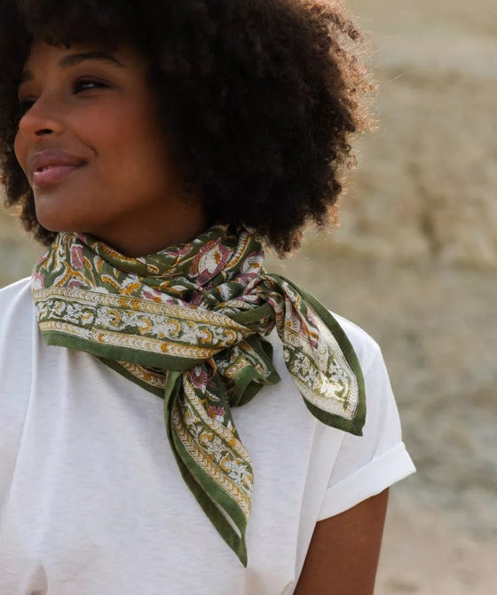 foulard Jaya kaki Bellemme en coton bio porté par une femme et un enfant – accessoire bohème éthique