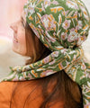 foulard Jaya kaki Bellemme en coton bio porté par une femme et un enfant – accessoire bohème éthique