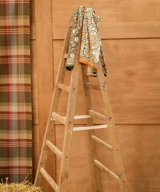 foulard Jaya kaki Bellemme en coton bio porté par une femme et un enfant – accessoire bohème éthique