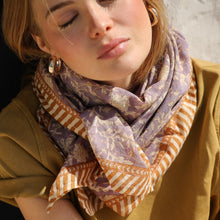  foulard Kate Parme Bellemme porté autour du cou – foulard en coton fleuri bohème chic