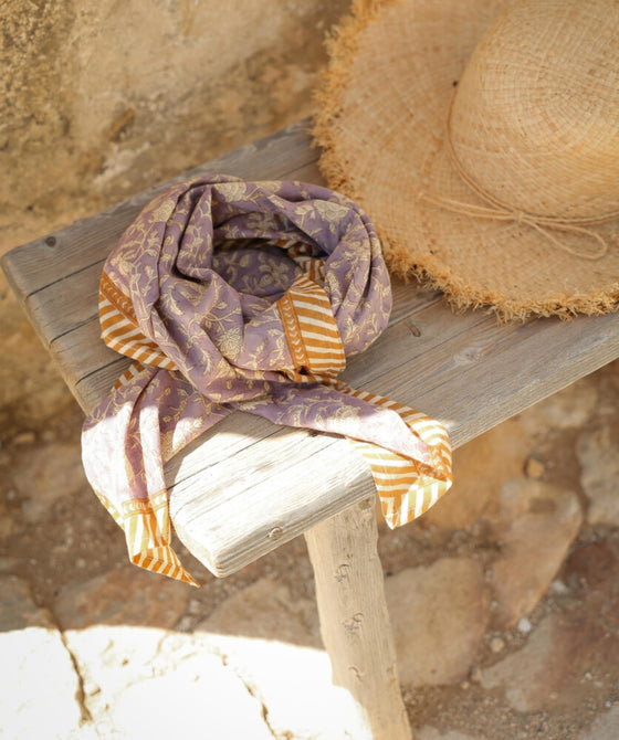 foulard Kate Parme Bellemme porté autour du cou – foulard en coton fleuri bohème chic