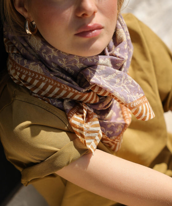 foulard Kate Parme Bellemme porté autour du cou – foulard en coton fleuri bohème chic