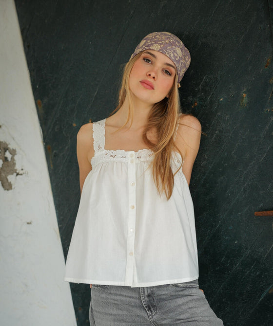 foulard Kate Parme Bellemme porté autour du cou – foulard en coton fleuri bohème chic