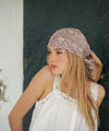 foulard Kate Parme Bellemme porté autour du cou – foulard en coton fleuri bohème chic