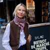 Femme élégante portant un foulard rose imprimé léopard – accessoire mode femme chic