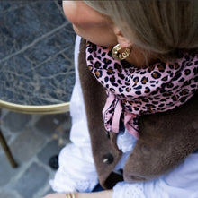  Femme élégante portant un foulard rose imprimé léopard – accessoire mode femme chic