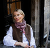 Femme élégante portant un foulard rose imprimé léopard – accessoire mode femme chic