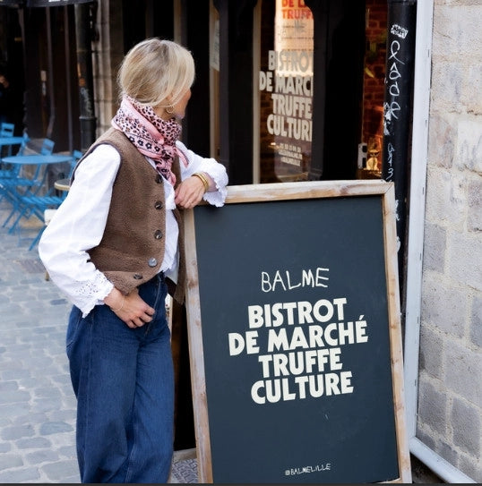 Femme élégante portant un foulard rose imprimé léopard – accessoire mode femme chic
