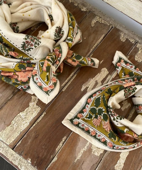 Foulard petit format en coton imprimé floral vert et rose sur fond écru – style bohème romantique signé Bellemme