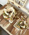 Foulard petit format en coton imprimé floral vert et rose sur fond écru – style bohème romantique signé Bellemme