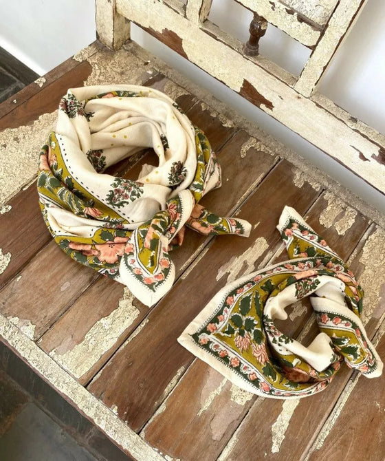 Foulard petit format en coton imprimé floral vert et rose sur fond écru – style bohème romantique signé Bellemme