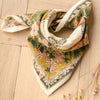 Foulard petit format en coton imprimé floral vert et rose sur fond écru – style bohème romantique signé Bellemme