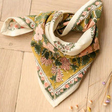  Foulard petit format en coton imprimé floral vert et rose sur fond écru – style bohème romantique signé Bellemme