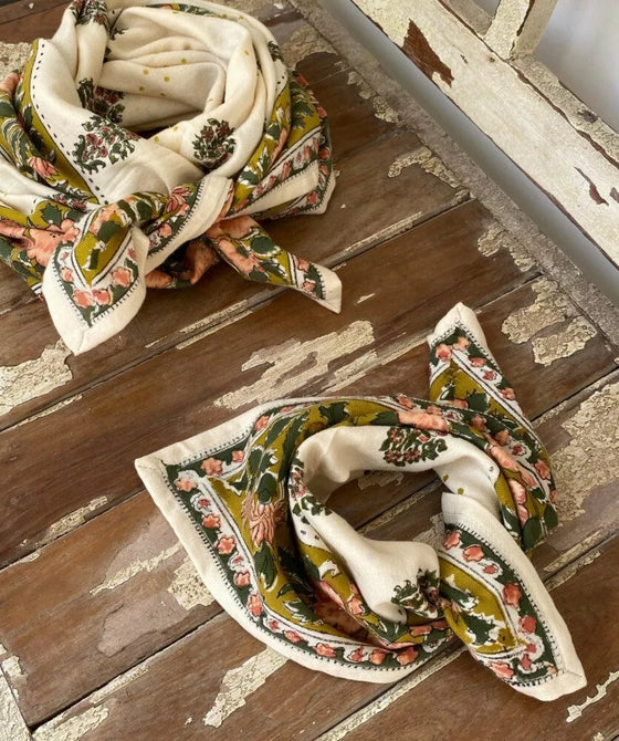 Foulard petit format en coton imprimé floral vert et rose sur fond écru – style bohème romantique signé Bellemme