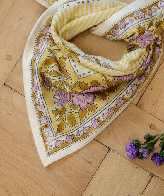 Foulard carré en coton motif floral jaune et lilas – accessoire bohème Balkan Soleil signé Bellemme