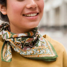  Foulard carré petit format Jaya kaki à motif floral rose et orange sur fond vert – Accessoire bohème Bellemme