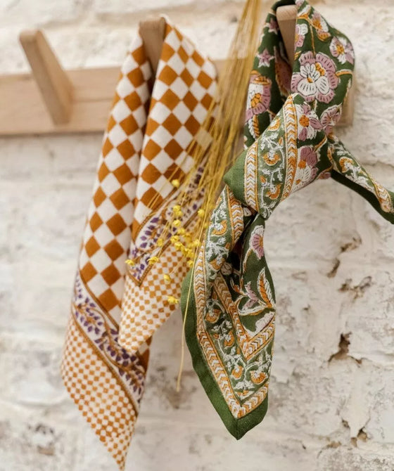 Foulard carré petit format Jaya kaki à motif floral rose et orange sur fond vert – Accessoire bohème Bellemme