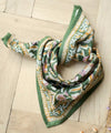 foulard Jaya kaki Bellemme en coton bio porté par une femme et un enfant – accessoire bohème éthique