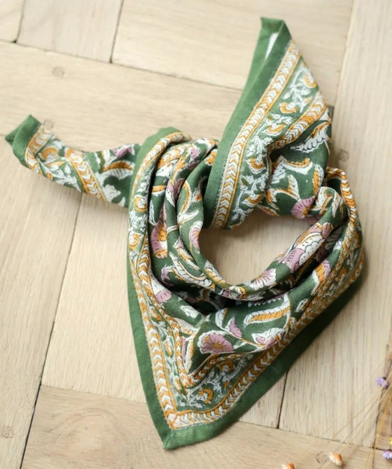 foulard Jaya kaki Bellemme en coton bio porté par une femme et un enfant – accessoire bohème éthique