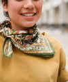 foulard Jaya kaki Bellemme en coton bio porté par une femme et un enfant – accessoire bohème éthique