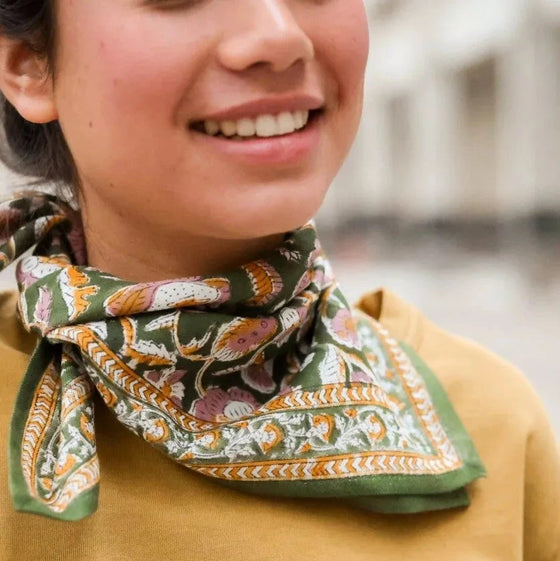 Foulard carré petit format Jaya kaki à motif floral rose et orange sur fond vert – Accessoire bohème Bellemme