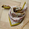 Foulard Mina Jaspe petit format Bellemme en coton, imprimé floral rose et kaki avec bordure ocre – Accessoire bohème éthique