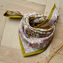  Foulard Mina Jaspe petit format Bellemme en coton, imprimé floral rose et kaki avec bordure ocre – Accessoire bohème éthique