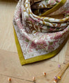 Foulard Mina Jaspe petit format Bellemme en coton, imprimé floral rose et kaki avec bordure ocre – Accessoire bohème éthique