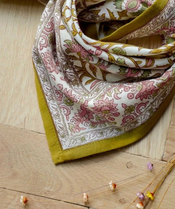 Foulard Mina Jaspe petit format Bellemme en coton, imprimé floral rose et kaki avec bordure ocre – Accessoire bohème éthique
