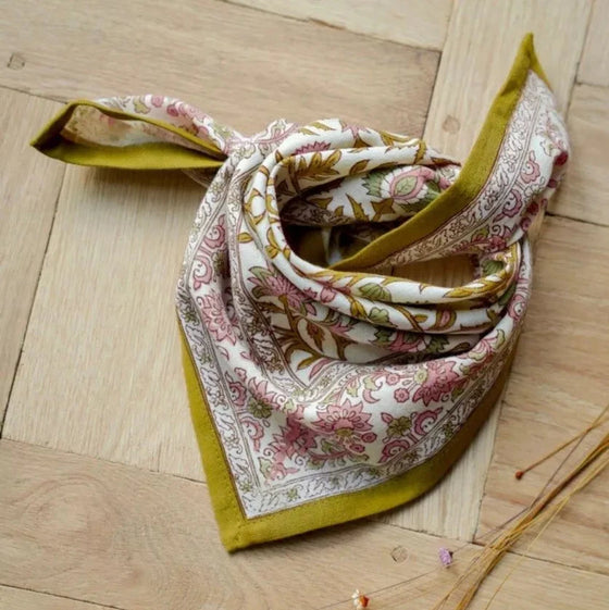 Foulard Mina Jaspe petit format Bellemme en coton, imprimé floral rose et kaki avec bordure ocre – Accessoire bohème éthique