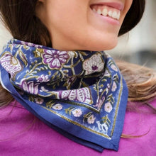  Foulard petit format Taj Bellemme porté autour du cou, imprimé floral bleu et violet – Accessoire féminin bohème et élégant