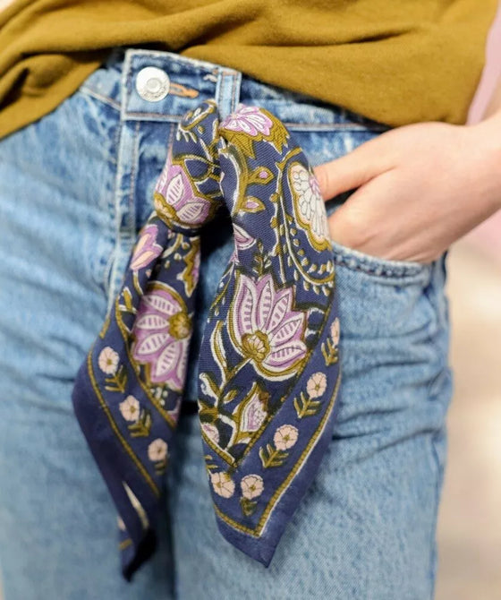 Foulard petit format Taj Bellemme porté autour du cou, imprimé floral bleu et violet – Accessoire féminin bohème et élégant