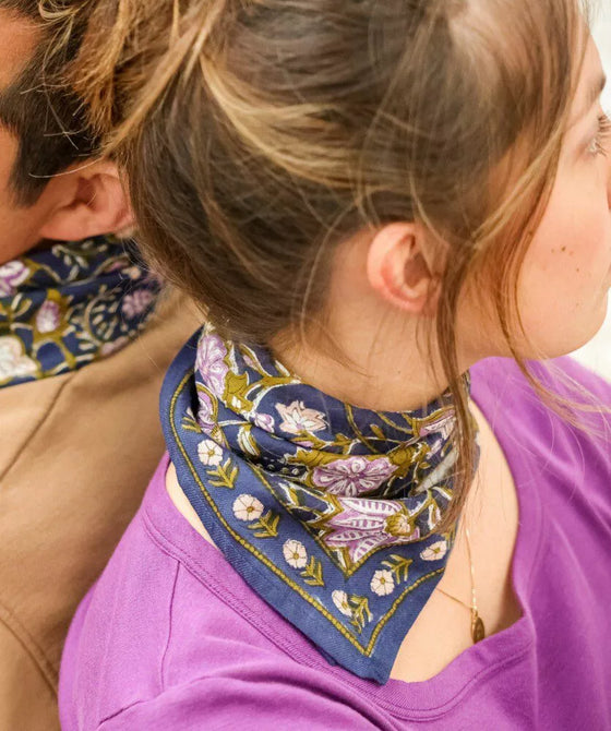 Foulard petit format Taj Bellemme porté autour du cou, imprimé floral bleu et violet – Accessoire féminin bohème et élégant