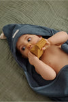 cape de bain Gabin personnalisable bleu souris Petit Picotin bébé – serviette éponge avec capuche et prénom