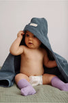 cape de bain Gabin personnalisable bleu souris Petit Picotin bébé – serviette éponge avec capuche et prénom