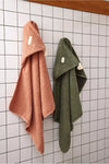 cape de bain Gabin personnalisable tomette Petit Picotin bébé – serviette éponge avec capuche et prénom